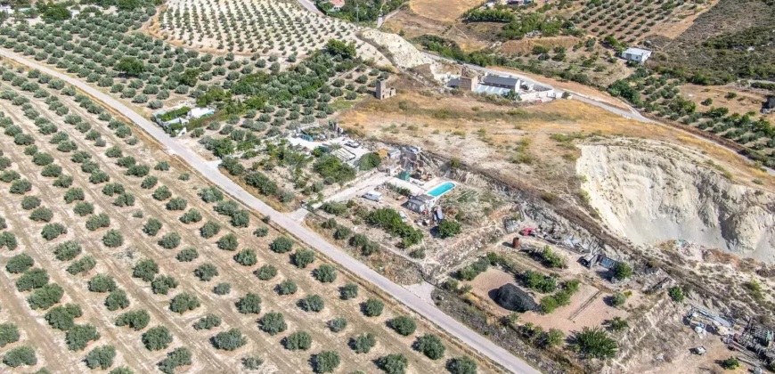 Finca ecuestre con vivienda y piscina a la venta en Jaén