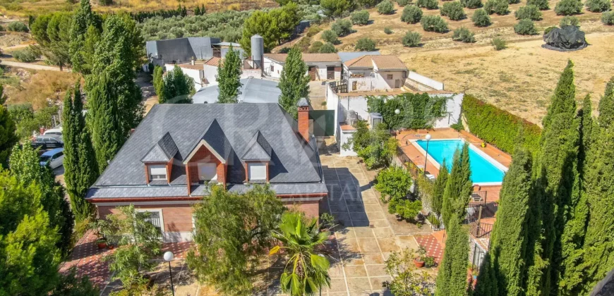 Finca ecuestre con vivienda y piscina a la venta en Jaén