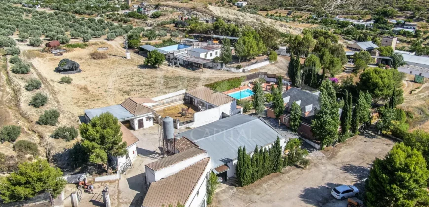 Finca ecuestre con vivienda y piscina a la venta en Jaén