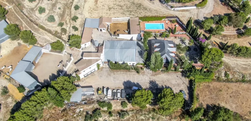 Finca ecuestre con vivienda y piscina a la venta en Jaén