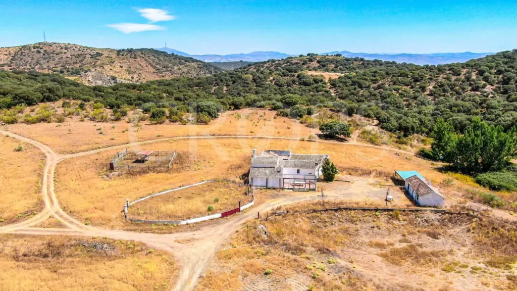 finca de recreo con cortijo para rehabilitar en granada