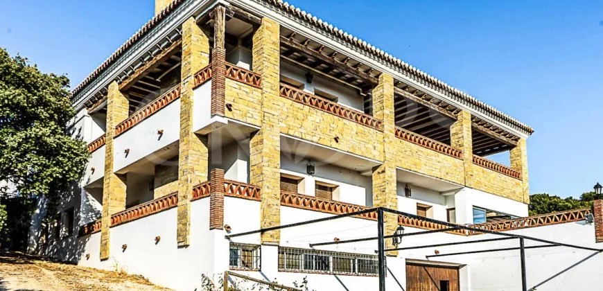 Finca ecuestre con cortijo y alojamiento turístico en Granada