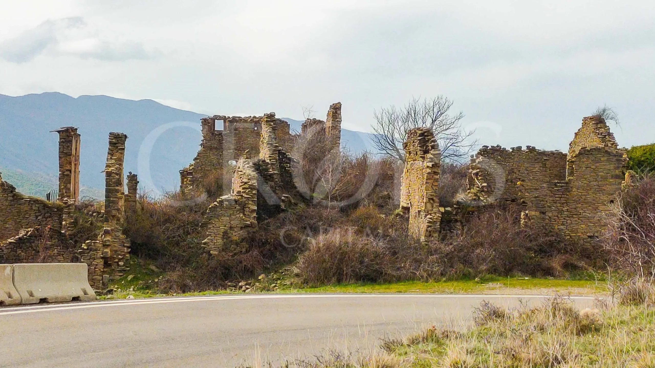 Finca de ocio con un pueblo en ruinas en Huesca