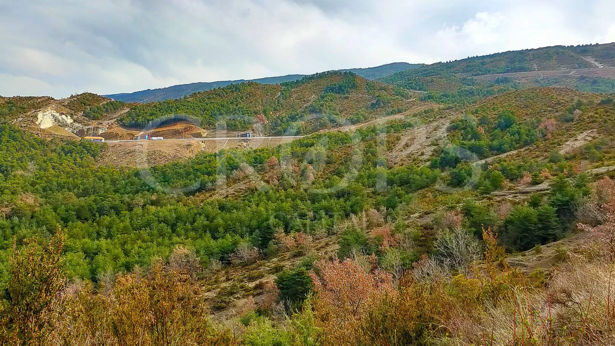 Finca de ocio con un pueblo en ruinas en Huesca