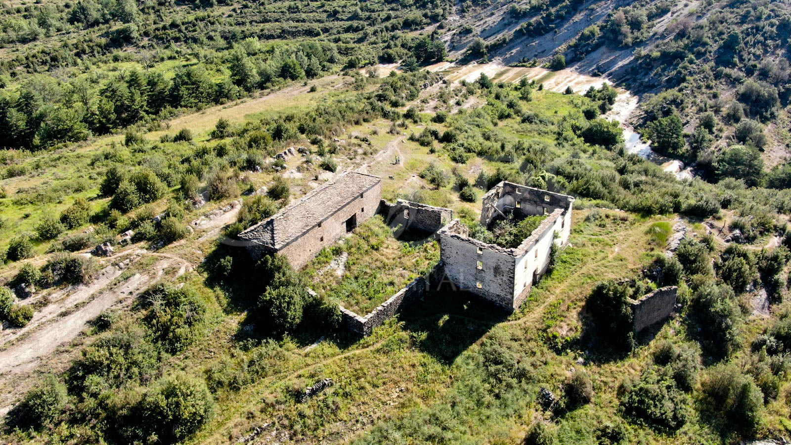 Finca de ocio con masía para reabilitar en Huesca