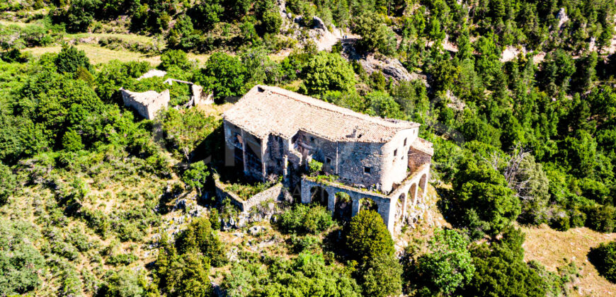 Finca forestal y cinegética con varias masías catalanas en el Pirineo