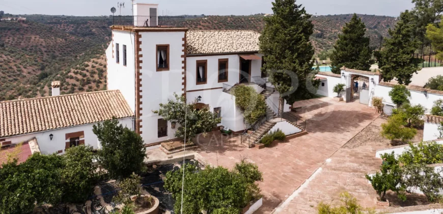 En venta casa de turismo rural con olivar en Córdoba