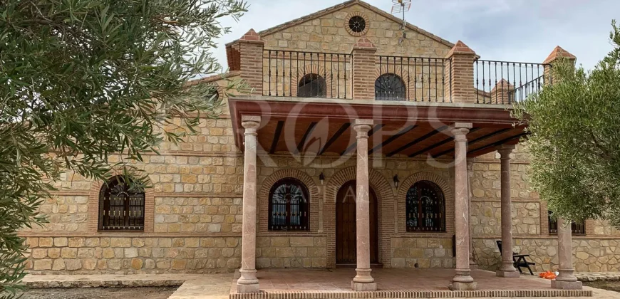 En venta, olivar de regadío con vivienda en el norte de Málaga