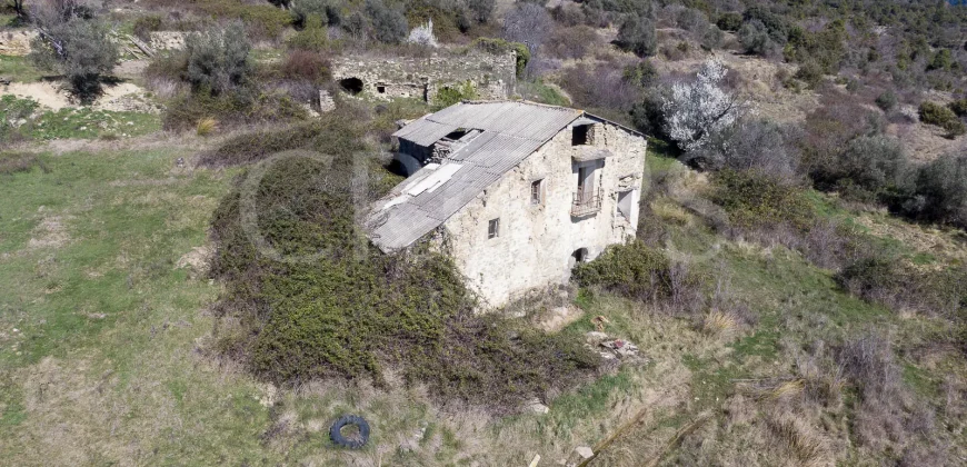 Pueblo abandonado con proyecto urbanístico aprobado en Prepirineo Aragonés.