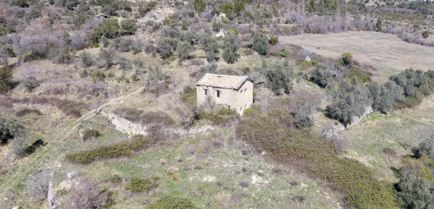 Pueblo abandonado con proyecto urbanístico aprobado en Prepirineo Aragonés.