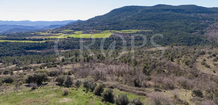 Pueblo abandonado con proyecto urbanístico aprobado en Prepirineo Aragonés.