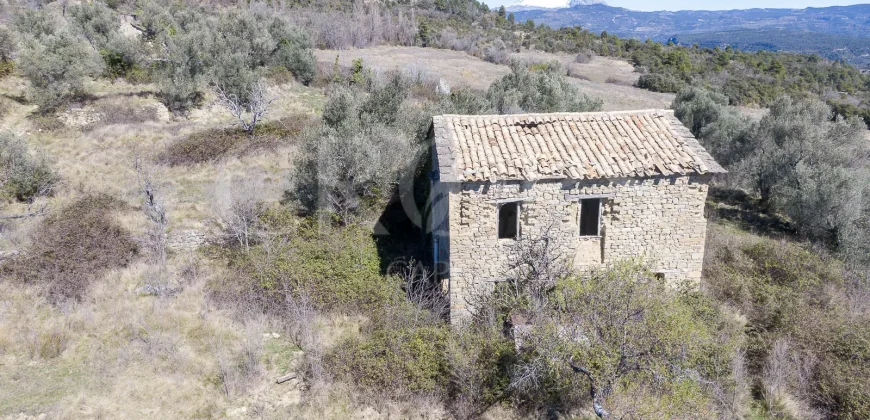 Pueblo abandonado con proyecto urbanístico aprobado en Prepirineo Aragonés.