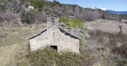 Pueblo abandonado con proyecto urbanístico aprobado en Prepirineo Aragonés.