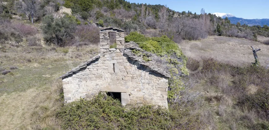Pueblo abandonado con proyecto urbanístico aprobado en Prepirineo Aragonés.
