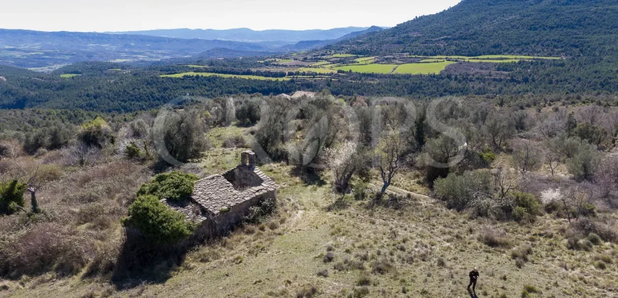 Pueblo abandonado con proyecto urbanístico aprobado en Prepirineo Aragonés.