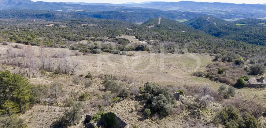 Pueblo abandonado con proyecto urbanístico aprobado en Prepirineo Aragonés.