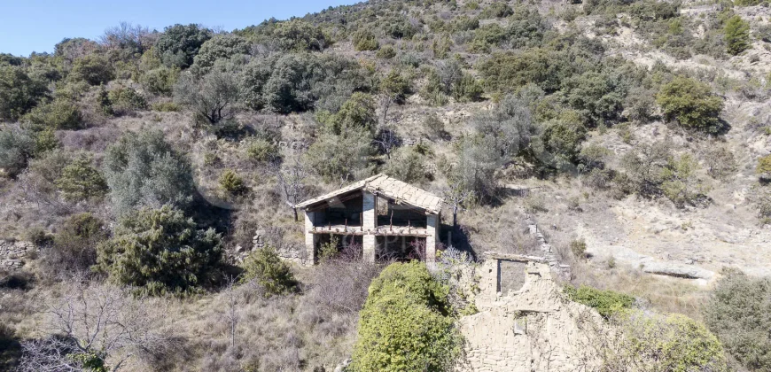 Pueblo abandonado con proyecto urbanístico aprobado en Prepirineo Aragonés.