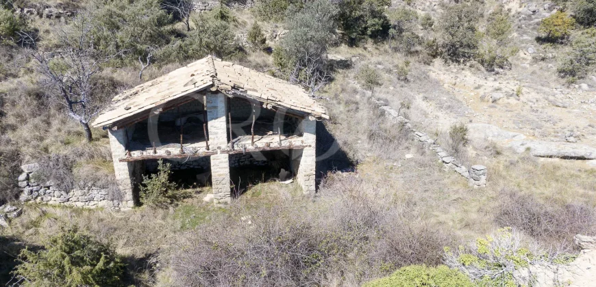 Pueblo abandonado con proyecto urbanístico aprobado en Prepirineo Aragonés.